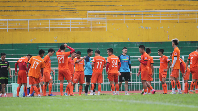 HLV Nguyễn Hữu Thắng chốt danh sách đội tuyển Việt Nam dự AFF Cup