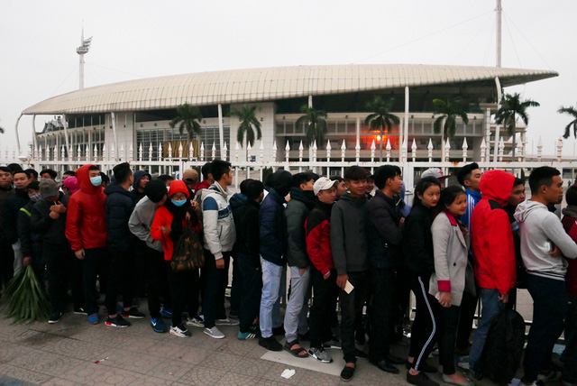 Hàng nghìn người trắng đêm chờ mua vé xem đội tuyển Việt Nam