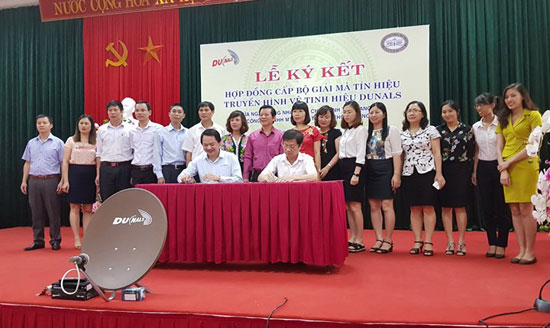 Lạng Sơn: Ngân hàng Nhà nước tặng đầu thu truyền hình vệ tinh cho xã vùng sâu